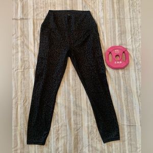 💪🏻 RBX Tonal Black Cheetah Medium Leggings
